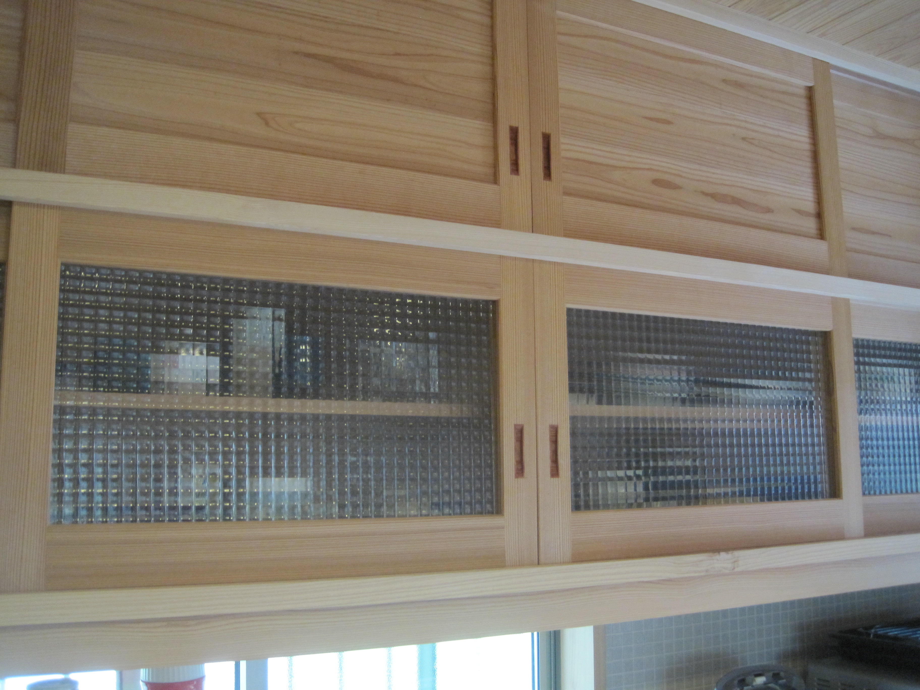 チェッカーガラス 食器棚 レトロ アンティーク風 保存版】どんなテイストの内装にも合う！チェッカーガラスの使用事例5